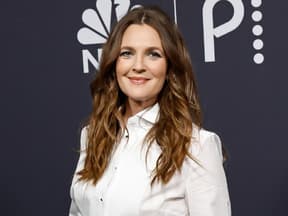 Drew Barrymore lächelt