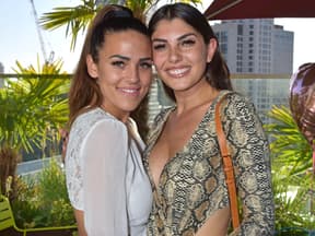 Elena Miras und Yeliz Koc posieren für die Fotografen und lächeln