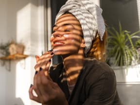 Frau im Schatten mit Creme