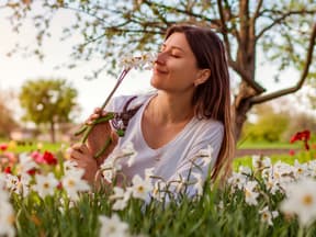 Frau in Blumenwiese