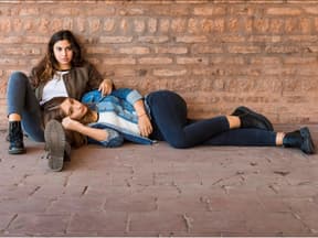 Zwei Frauen in Skinny Jeans