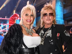 Ginger & Bert posieren, Menschen im Hintergrund