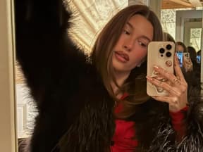 Hailey Bieber macht Selfie