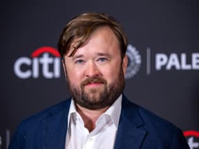 Haley Joel Osment guckt ernst