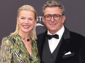 Hans Sigl mit Susann auf rotem Teppich
