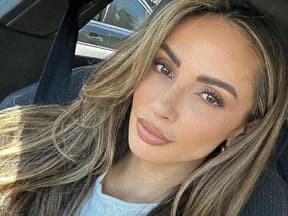 Jennifer Saro sitzt im Auto