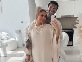 Kim Virginia Hartung und Nikola Glumac lächeln und machen eins Elfie