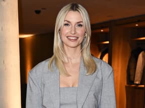 Lena Gercke strahlt im Geschäft