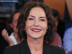 Marisa Burger lächelt glücklich