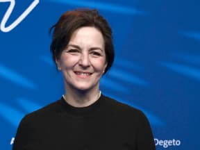 Martina Gedeck posiert vor einer blauen Wand