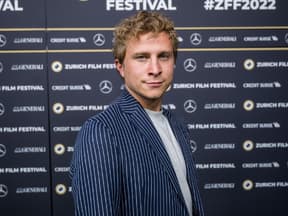 Max Hubacher posiert seitlich