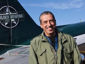 Michael Manousakis vor einem Flugzeug