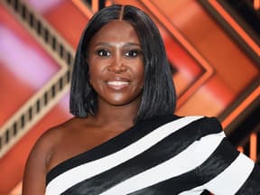 Motsi Mabuse im gestreiften Kleid