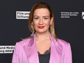 Nina Gummich im Anzug