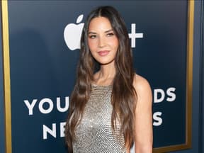 Olivia Munn schaut ernst