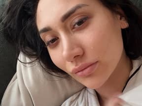 Samira Yavuz macht ein Selfie, während sie weint