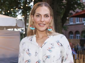 Sandy Mölling lächelt