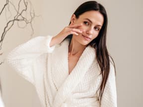 Frau mit Fingern am Gesicht