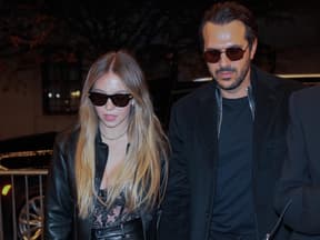 Sydney Sweeney und Jonathan Davino mit Sonnenbrillen