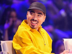 Tony Bauer beim Supertalent lacht zur Seite