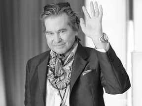 Val Kilmer winkt