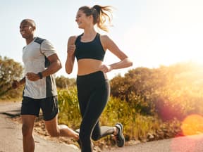 Ein Paar hat Spaß beim Joggen