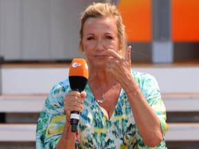 Andrea Kiewel kratzt sich 