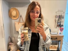 Anna Heiser macht Selfie vor Spiegel