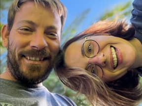 Anna Heiser lacht mit Gerald in Kamera