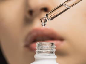 Frau mit Anti-Aging-Serum