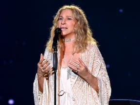 Barbra Streistand singt im weißen Kleid