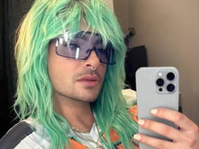 Bill Kaulitz grüne Haare vor Spiegel mit Handy