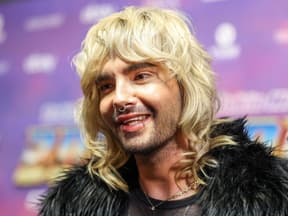 Bill Kaulitz mit längeren blonden Haaren