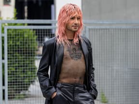 Bill Kaulitz mit pinken Haaren