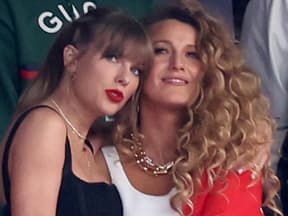 Taylor Swift lehnt sich an Blake Lively