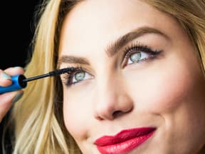 Frau mit Mascara für Volumen