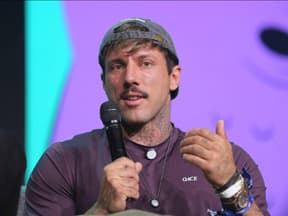Christian Wolf spricht ins Mikrofon