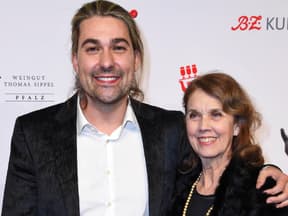 David Garrett posiert mit Mutter auf rotem Teppich