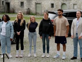 Die Verräter im Halbkreis am Schloss