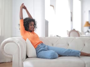Frau sitzt auf der Couch