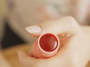 Blush-Stick in der Hand