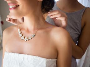 Frau mit Schmuck am Hochzeitstag