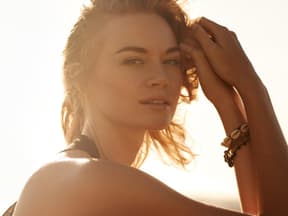 Frau am Strand mit Glow