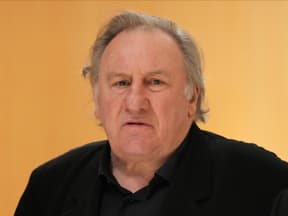 Gérard Depardieu guckt nach dem Gerichtsprozess ernst