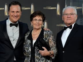 Guido Maria Kretschmer mit Mutter und Vater auf rotem Teppich