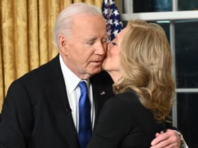 Jill gibt Joe Biden Kuss auf die Wange