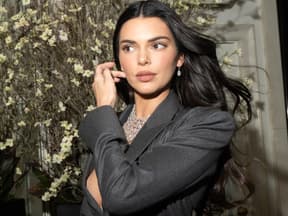 Kendall Jenner schaut zur Seite Haare wehen