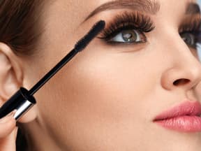 Frau mit sehr dichten und langen Wimpern