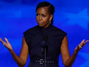 Michelle Obama vor blauem HIntergrund
