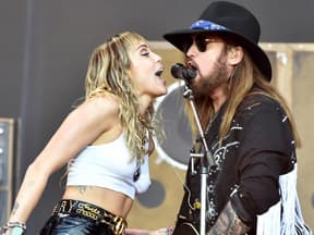 Miley Cyrus singt mit Papa Billy Ray